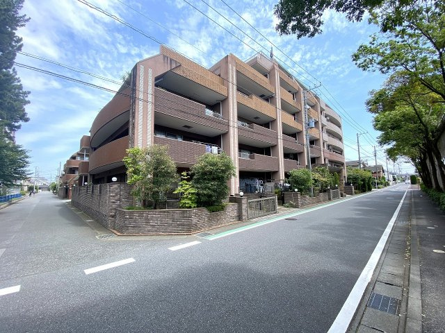 レクセルマンション習志野の外観|外観
平成13年築、総戸数73戸の落ち着いたマンション「レクセルマンション習志野」。手入れが行き届いた綺麗な外観と管理体制が魅力で、安心してお過ごしいただける居住環境です。