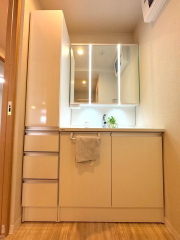 レクセルマンション習志野の独立洗面台|洗面台新規交換
清潔感あふれる洗面化粧台に新規交換済み。機能的なデザインで毎日の身支度がスムーズに行え、三面鏡裏などの収納スペースも確保されています。朝の忙しい時間帯も快適です。