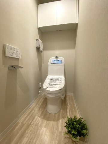 レクセルマンション習志野のトイレ|トイレ新規交換
トイレ設備新規交換済み！温水洗浄便座付きで毎日気持ちよくお使いいただけます。クロスも貼り替えられており、清潔感のある明るい空間に仕上がっています。