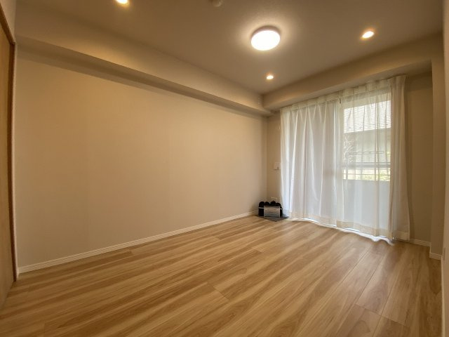 レクセルマンション習志野の子供部屋|洋室5.5帖　（間取り右下）
独立性の高いお部屋で子供部屋やワークスペースに最適。クローゼット付きでお部屋を広く清潔に保てる設計です。