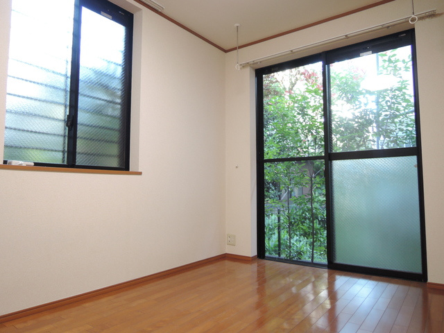 セブンス　アベニューの居間・リビング|★横窓もあり明るいお部屋です★