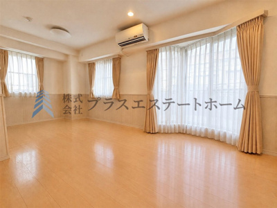 【居間・リビング】 | ワコーレパークブルー王子公園 | LDKは20.5帖確保♪※画像は実際の写真に家具・調度品を消去するAI加工を施しています