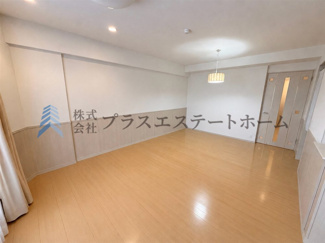 【洋室】 | ワコーレパークブルー王子公園 | 洋室はシンプルな配色にしています♪※画像は実際の写真に家具・調度品を消去するAI加工を施しています