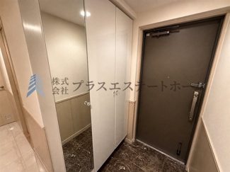 【玄関】 | ワコーレパークブルー王子公園 | 天井高のシューズボックス♪※画像は実際の写真に家具・調度品を消去するAI加工を施しています