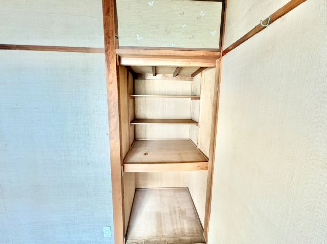 渦ヶ森コーポ壱号棟の収納|ふすまを閉めれば生活感を徹底的に隠せる、使い勝手良好な押入スペース。限られた約4.5帖の空間を無駄なく最大限に有効活用できるため、室内を常にクリーンで居心地の良い状態にキープできます。