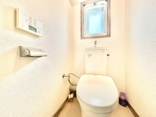 渦ヶ森コーポ壱号棟のトイレ|トイレ背面に便利な窓を配した、明るく通気性良好な空間。湿気や気になる匂いを素早く換気できるため、いつでもクリーンで爽やかな心地よさをキープできます。日当たりが良く閉塞感を感じさせない設計です