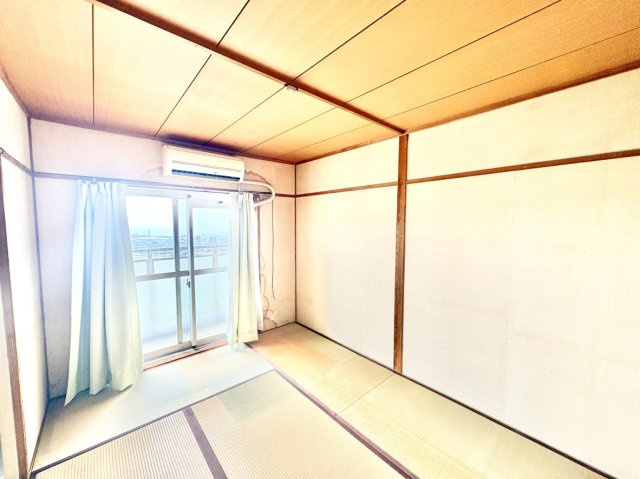渦ヶ森コーポ壱号棟の和室|ゴロゴロと寝転がってリラックスできる、畳の香りが心地よい約6帖の和室。大きな窓から明るい自然光が贅沢に入り込むため、毎朝気持ちよく目覚められます。お布団を敷いて主寝室として使うのにも最適です。