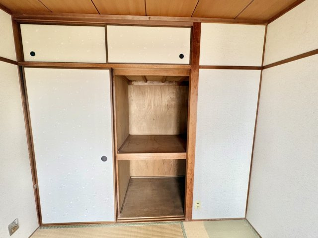 渦ヶ森コーポ壱号棟の収納|和室には奥行きを活かしてたっぷり仕舞える大容量の押入を完備。かさばるお布団やスーツケース、季節物の大型家電などもすっきりと一括収納できます。お部屋の中に余計な荷物を置かずに広く使えます。
