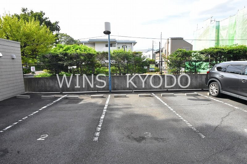 リュゼ経堂の駐車場