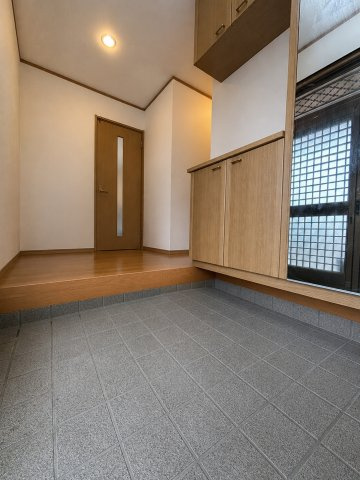 ひたちなか市小貫山２丁目　中古戸建の玄関|※画像の一部はAIを用いて加工・編集しています。実際の状況と異なる場合がありますので、ご了承下さい。