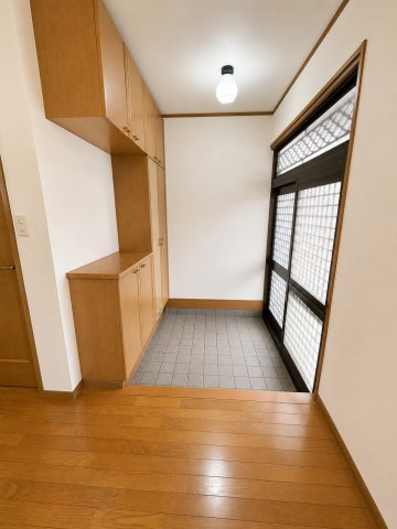 ひたちなか市小貫山２丁目　中古戸建の玄関|※画像の一部はAIを用いて加工・編集しています。実際の状況と異なる場合がありますので、ご了承下さい。