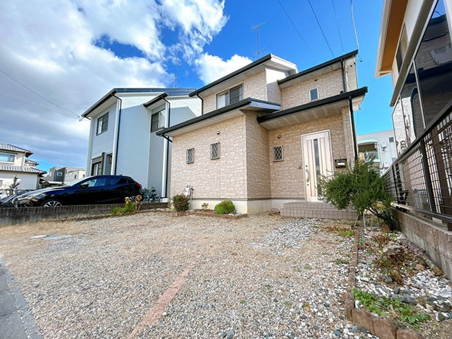 【外観】 | 浜松市中央区北島町 中古戸建て | 月々7万円台から叶える住まい。駐車2台可能で、ご家族のカーライフにも対応できます。JR東海道線「天竜川」駅が利用可能です。