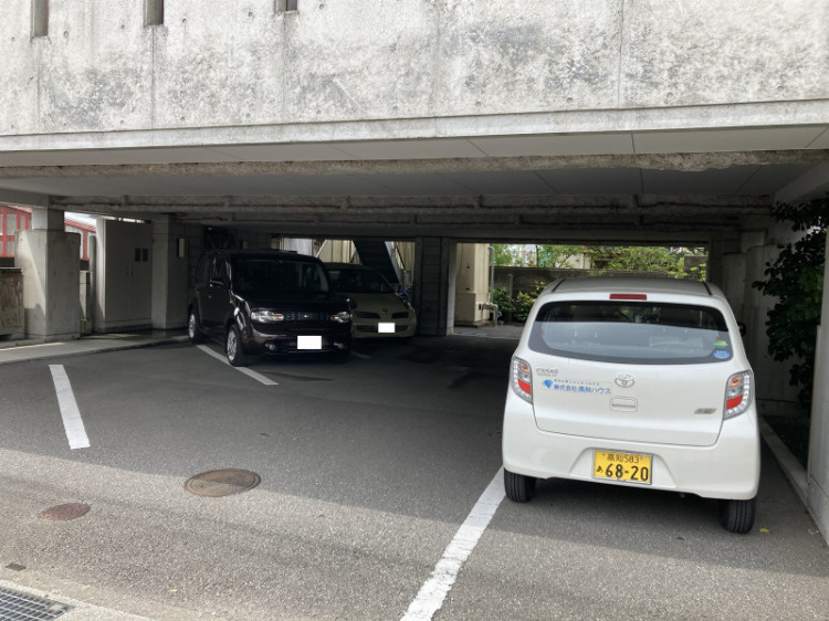 吉川マンションの駐車場|駐車スペースもあります