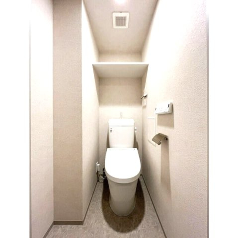 ＡＩＦＬＡＴ代々木上原のトイレ|温水洗浄便座・収納つきのトイレです