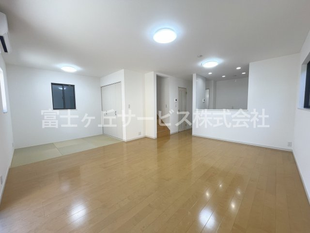 【居間・リビング】 | 袋井市泉町1丁目 中古戸建て | リビングダイニングです