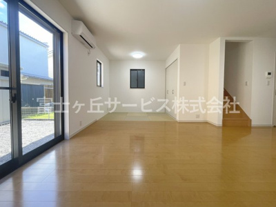 【居間・リビング】 | 袋井市泉町1丁目 中古戸建て | ゆったり過ごせる居間です