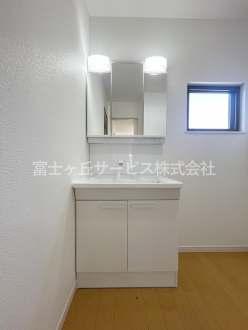 【独立洗面台】 | 袋井市泉町1丁目 中古戸建て | 朝の支度にも助かる、独立の洗髪洗面化粧台