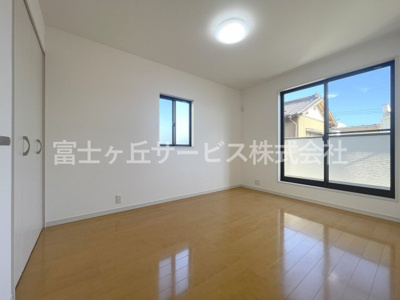 【寝室】 | 袋井市泉町1丁目 中古戸建て | 広くて明るい寝室