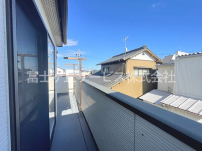 【バルコニー】 | 袋井市泉町1丁目 中古戸建て | バルコニーがあります
