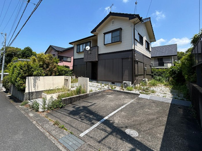 【外観】 | 浜松市中央区古人見町 中古戸建て | 袋井北小学校まで徒歩約9分、袋井中学校まで徒歩約17分。お子様の通学に配慮された立地です。並列2台駐車可能なスペースがございます。