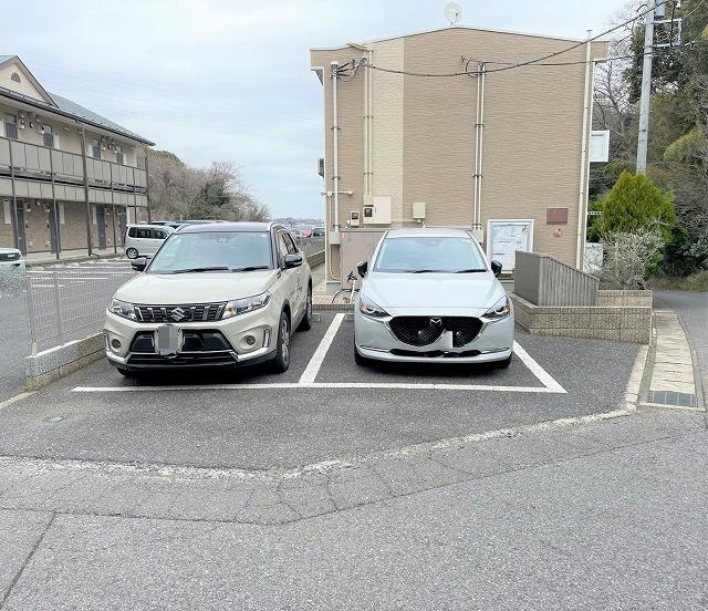 レオパレスヒルの駐車場