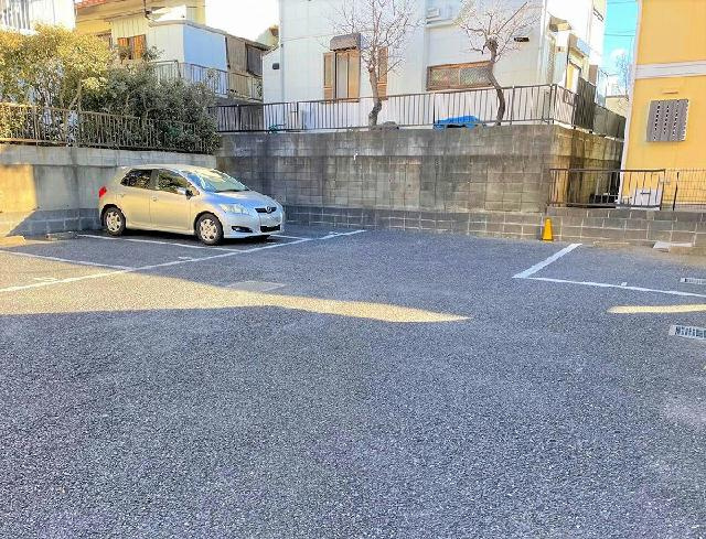 レオパレスフォンティーヌの駐車場