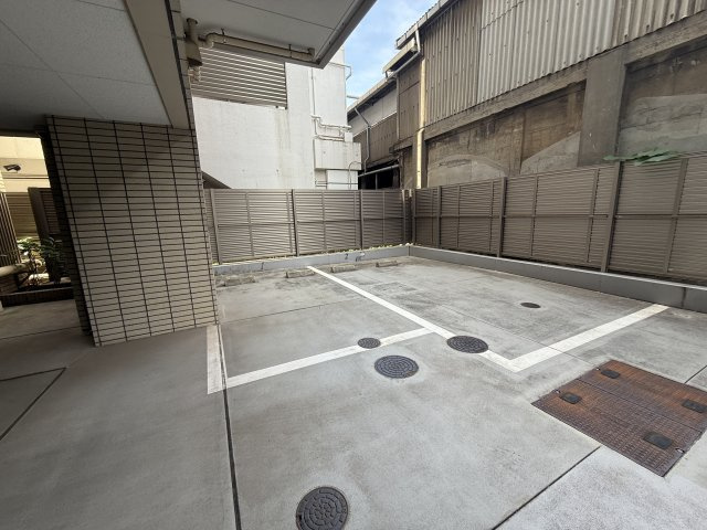 ブランズ代々木の駐車場
