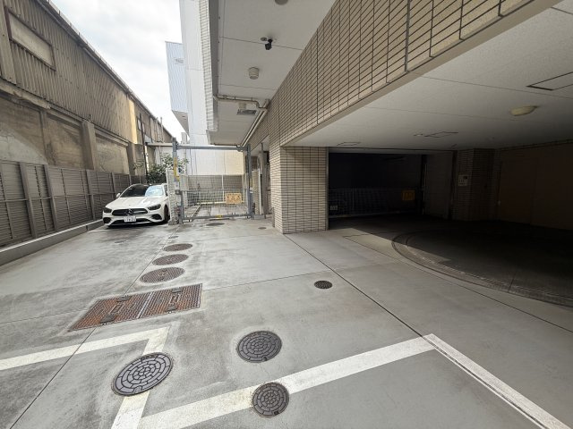 ブランズ代々木の駐車場