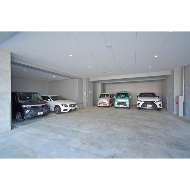 MELDIA CREST TAPP NAMBA-WESTの駐車場