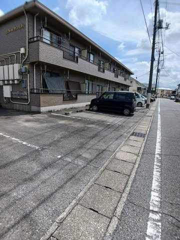 コンフレール　サンパティの駐車場