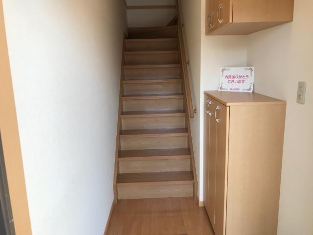 ＡＮＤ　ＯＮＥ　西棟の玄関|玄関