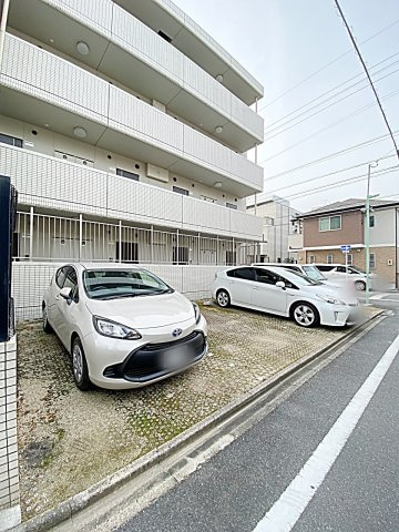 スカイコート天塚の駐車場