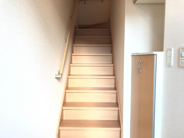 ロマネス豊の内装|階段（イメージ）