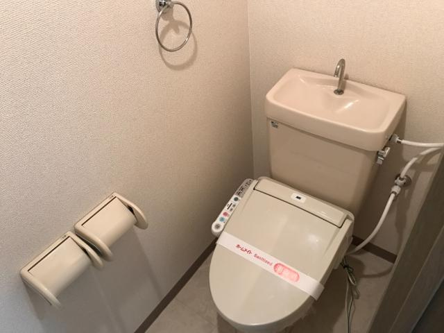 サンライトｏｓｈｉｚａｗａのトイレ|シャワー付トイレ