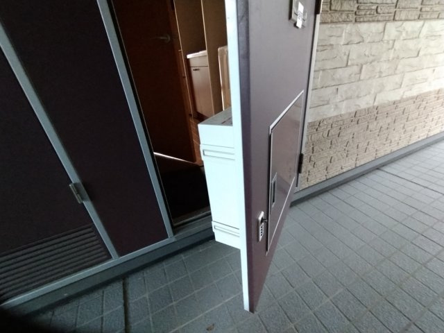 レオパレスエムズの玄関|玄関扉に宅配ボックス標準設置