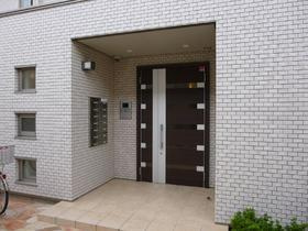 フィオーレアのエントランス|安心のオートロック付きエントランス。