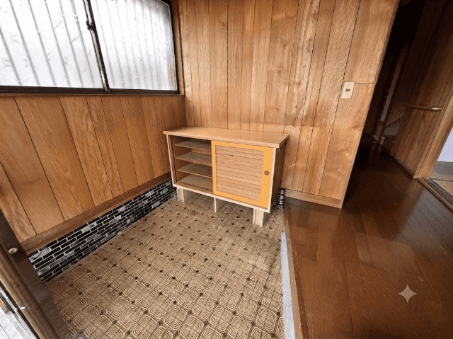 陣の内貸家の玄関