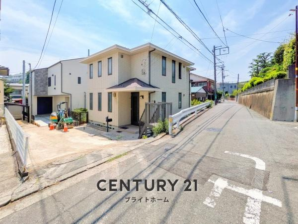 横浜市磯子区岡村４丁目の新築一戸建の前面道路含む現地写真|車通りが少ない為、小さなお子様にも安心です。
是非一度、現地へ起こしください。