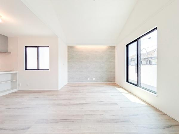 横浜市磯子区岡村４丁目の新築一戸建の居間・リビング|家族が自然と集まるリビングは
落ち着きのある空間です♪