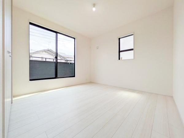 横浜市緑区長津田みなみ台７丁目の新築一戸建の洋室|広さも十分で窓からの光が嬉しい洋室です。