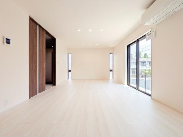 横浜市緑区長津田みなみ台７丁目の新築一戸建の居間・リビング|家族が自然と集まるリビングは
落ち着きのある空間です♪