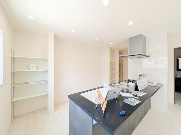 横浜市緑区長津田みなみ台７丁目の新築一戸建のキッチン|パントリー付き！
パントリーがあるとキッチン周りをきれいに保てますね！
