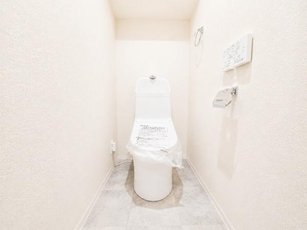 新川崎グランドハイツのトイレ|清潔感のある内装のすっきりとしたデザインのトイレです。
水周りが綺麗だと安心ですね。
