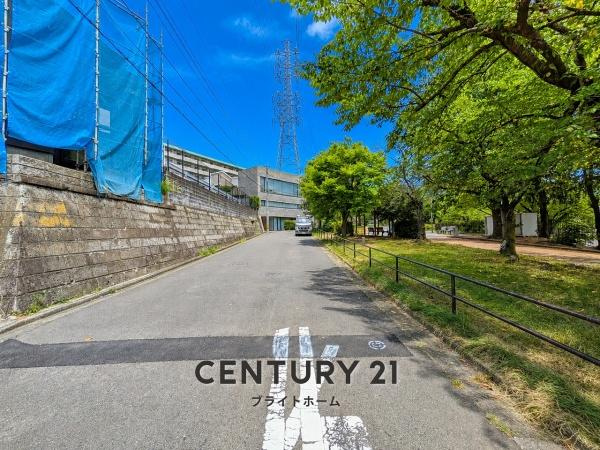 横浜市戸塚区鳥が丘の新築一戸建の前面道路含む現地写真|閑静な住宅街につき住環境良好です♪
お気軽にお問い合わせください。