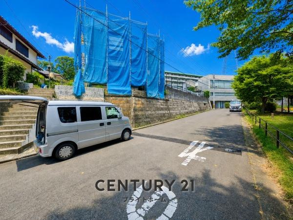 横浜市戸塚区鳥が丘の新築一戸建の前面道路含む現地写真|現在建築中の為、同仕様物件のご案内をさせて頂きます。
お車でご自宅まで送迎承ります。