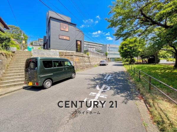横浜市戸塚区鳥が丘の新築一戸建の前面道路含む現地写真|現在建築中の為、同仕様物件のご案内をさせて頂きます。
お車でご自宅まで送迎承ります。