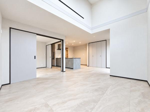 横浜市戸塚区鳥が丘の新築一戸建の居間・リビング|家族が自然と集まるリビングは
落ち着きのある空間です♪