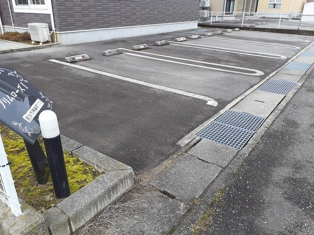 プリムロ－ズ　Ⅰの駐車場|カースペースがあります