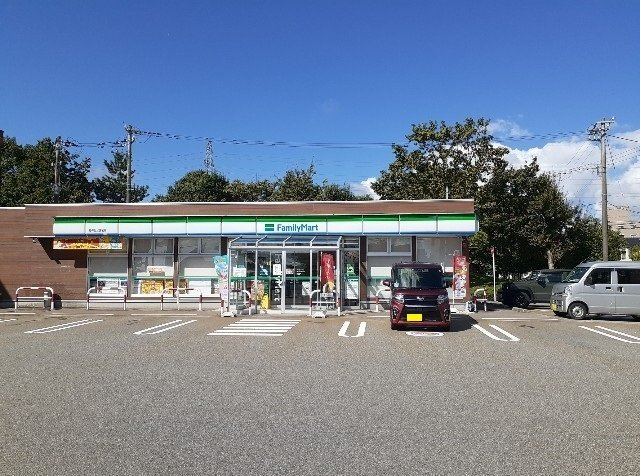 サラの周辺|ファミリーマート緑の丘公園前店まで160m