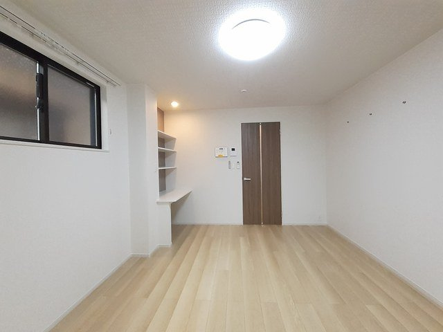 サラの内装|明るい色調の室内です